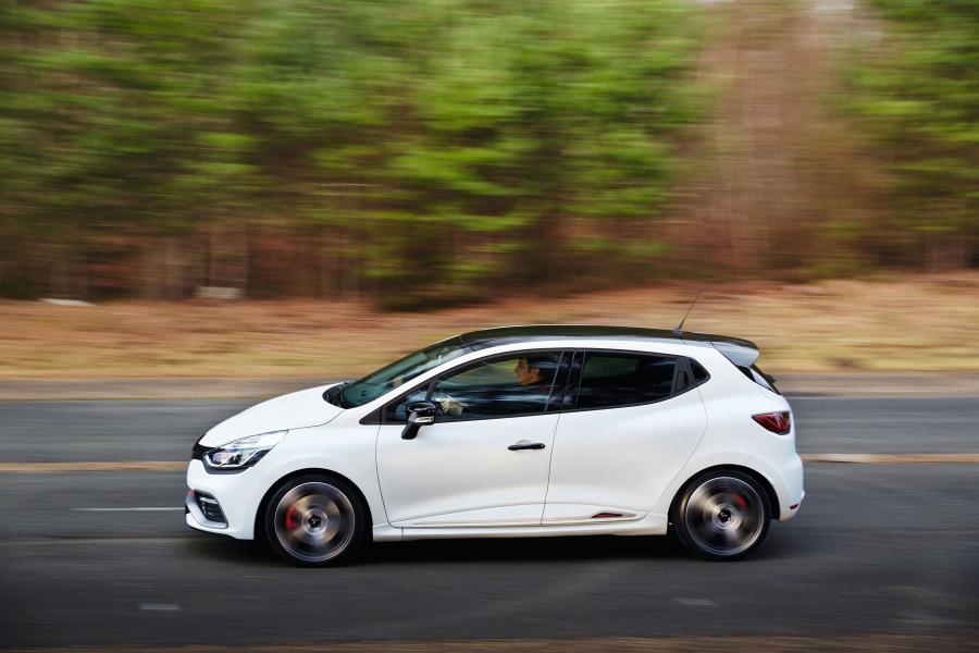  Renault Clio R.S. 220 Trophy 2015 года  (фото 10 из 48)